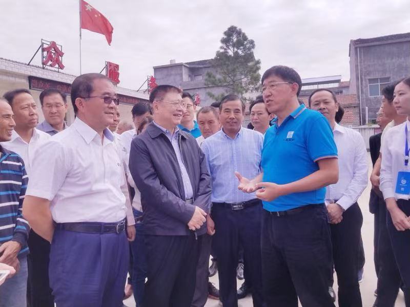 图1：宋晓龙为时任住建部部长王蒙徽介绍中建设计城乡规划成果.jpg