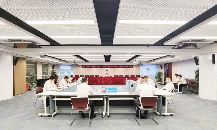 8.13中心组学习会_调整大小.jpg 8.13中心组学习会_调整大小.jpg
